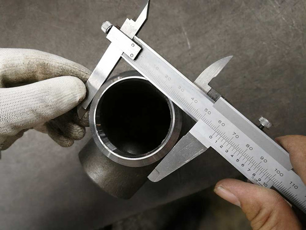 Mètode de mesura del tall final del tub d'acer