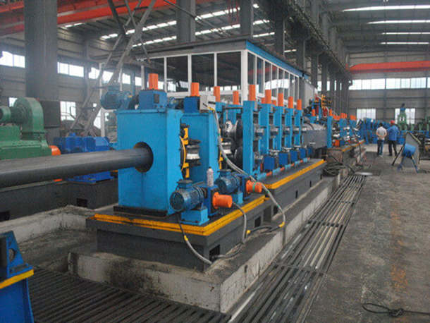 Processo di produzione di tubi in acciaio ERW da 24″